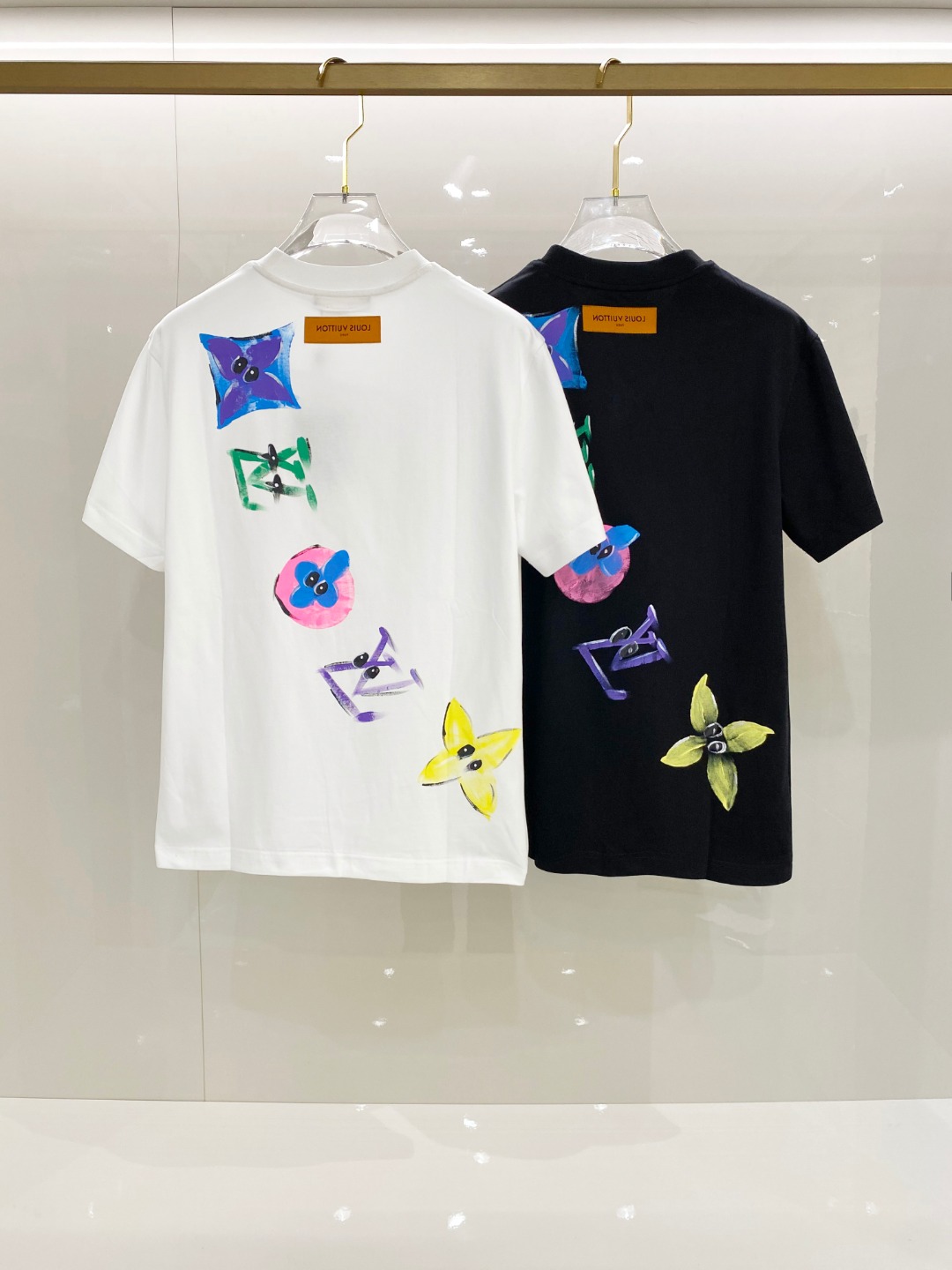  LV 2025ss春夏新款棉质圆领短袖T恤 胸前手绘涂鸦工艺 顶级丝光棉面料定制 标准版型
黑 白 两