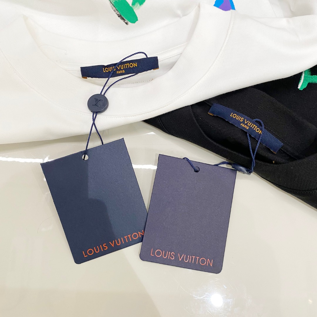  LV 2025ss春夏新款棉质圆领短袖T恤 胸前手绘涂鸦工艺 顶级丝光棉面料定制 标准版型
黑 白 两