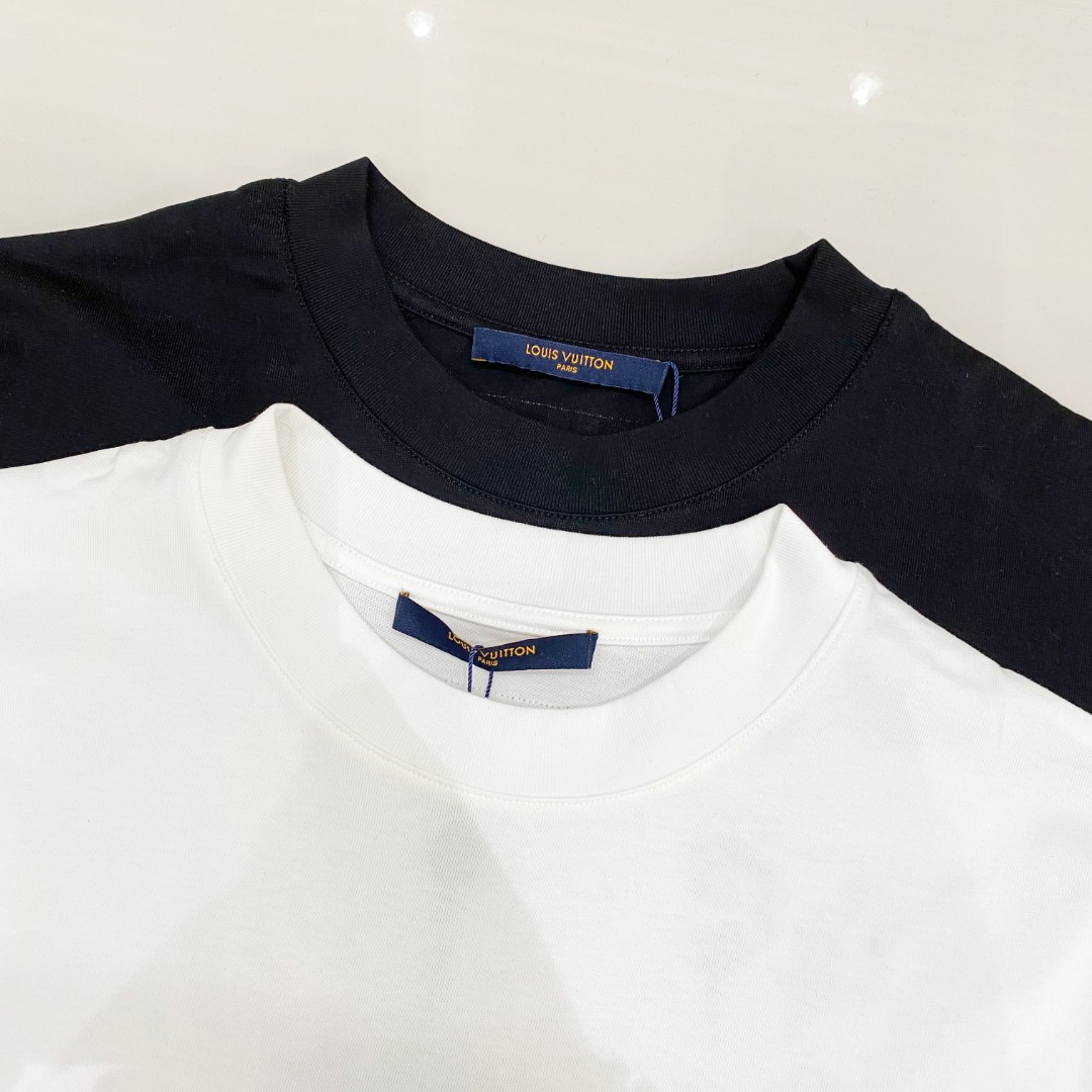  LV 2025ss春夏新款棉质圆领短袖T恤 胸前手绘涂鸦工艺 顶级丝光棉面料定制 标准版型
黑 白 两
