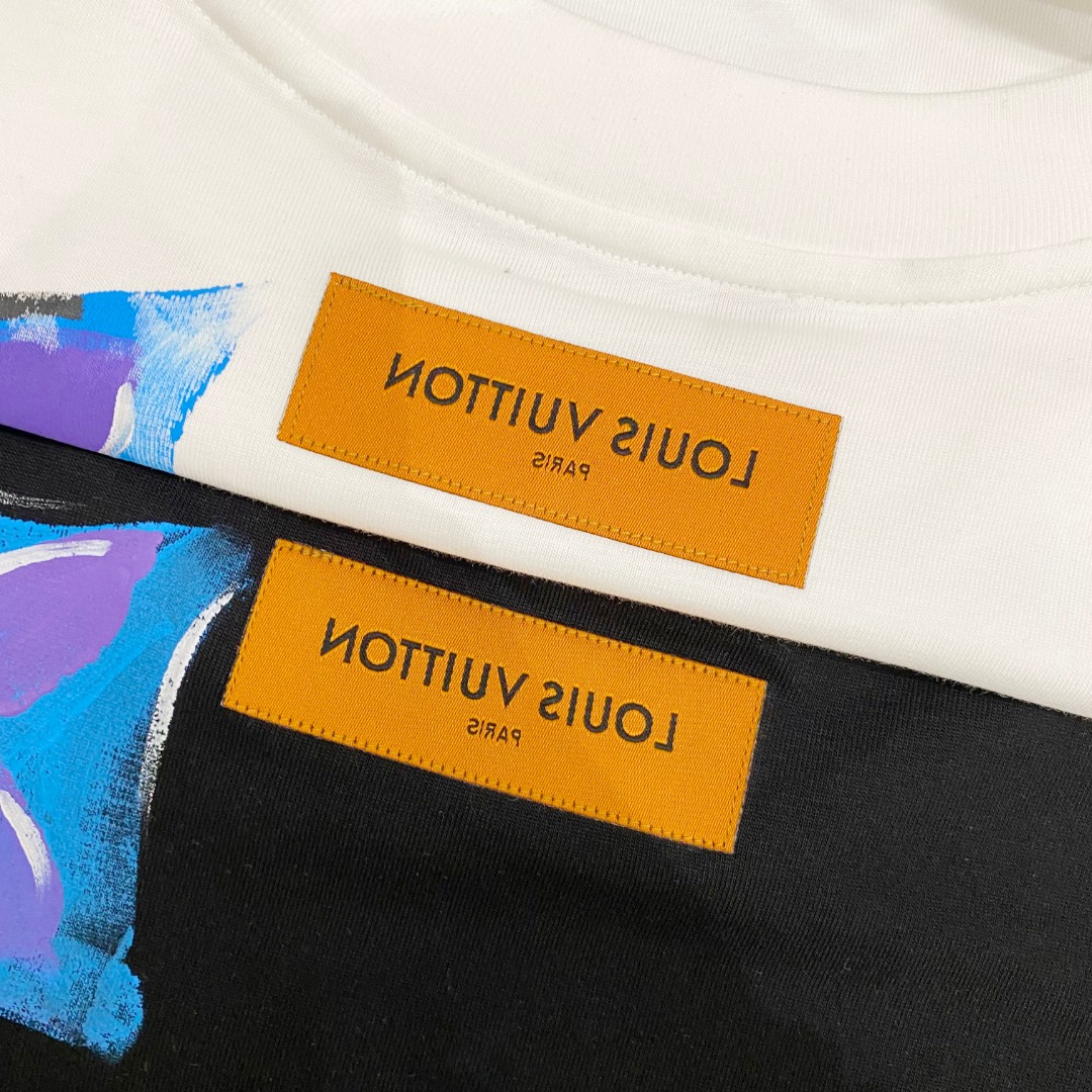  LV 2025ss春夏新款棉质圆领短袖T恤 胸前手绘涂鸦工艺 顶级丝光棉面料定制 标准版型
黑 白 两