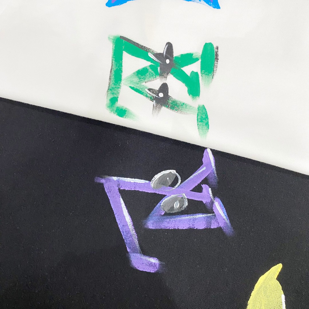  LV 2025ss春夏新款棉质圆领短袖T恤 胸前手绘涂鸦工艺 顶级丝光棉面料定制 标准版型
黑 白 两