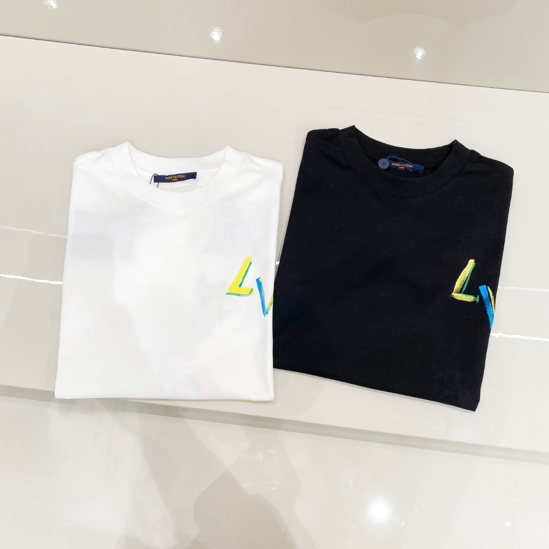  LV 2025ss春夏新款棉质圆领短袖T恤 胸前手绘涂鸦工艺 顶级丝光棉面料定制 标准版型
黑 白 两