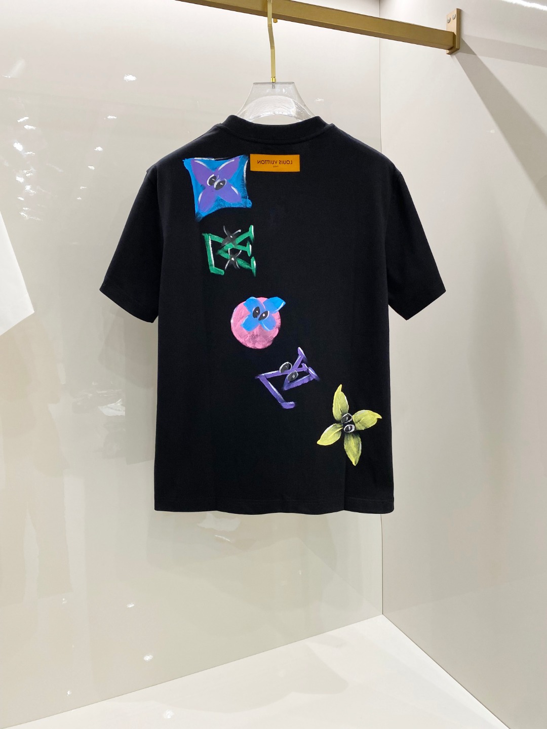  LV 2025ss春夏新款棉质圆领短袖T恤 胸前手绘涂鸦工艺 顶级丝光棉面料定制 标准版型
黑 白 两