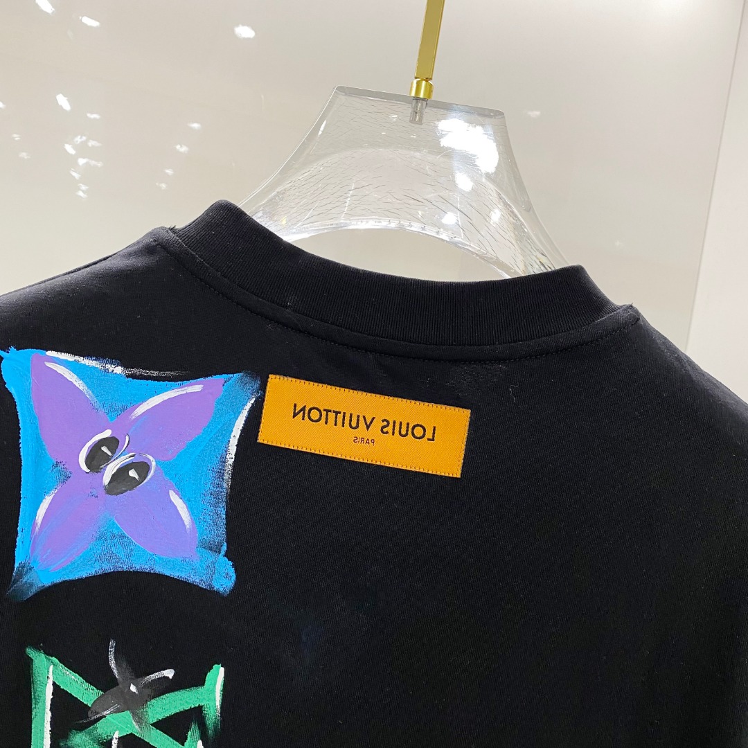  LV 2025ss春夏新款棉质圆领短袖T恤 胸前手绘涂鸦工艺 顶级丝光棉面料定制 标准版型
黑 白 两