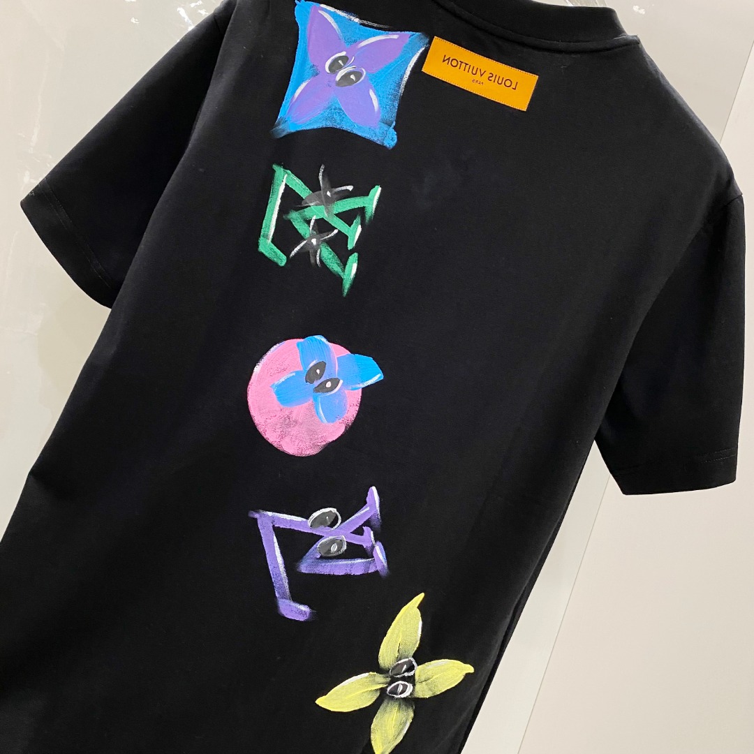  LV 2025ss春夏新款棉质圆领短袖T恤 胸前手绘涂鸦工艺 顶级丝光棉面料定制 标准版型
黑 白 两