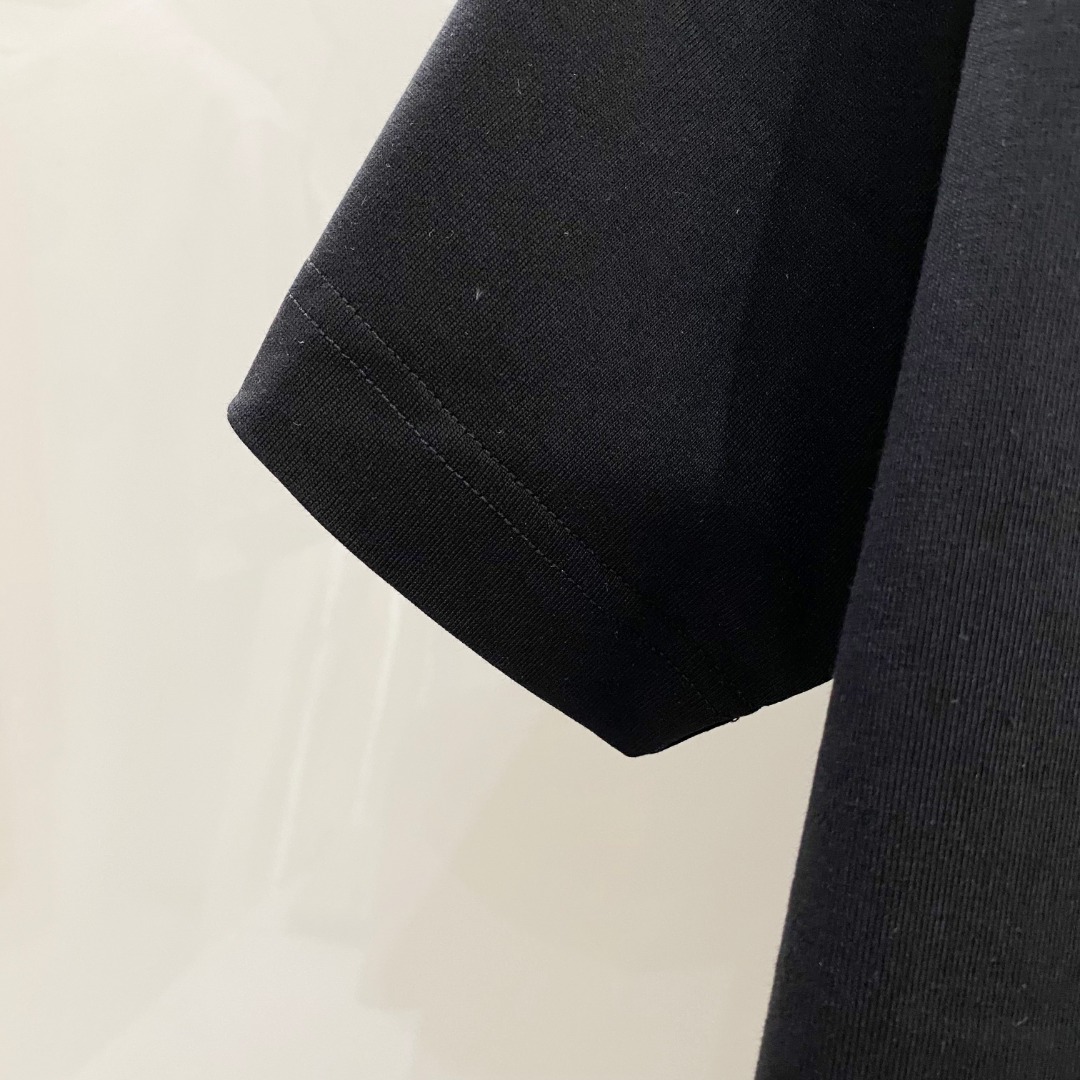  LV 2025ss春夏新款棉质圆领短袖T恤 胸前手绘涂鸦工艺 顶级丝光棉面料定制 标准版型
黑 白 两