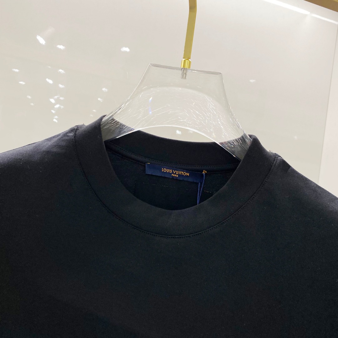  LV 2025ss春夏新款棉质圆领短袖T恤 胸前手绘涂鸦工艺 顶级丝光棉面料定制 标准版型
黑 白 两