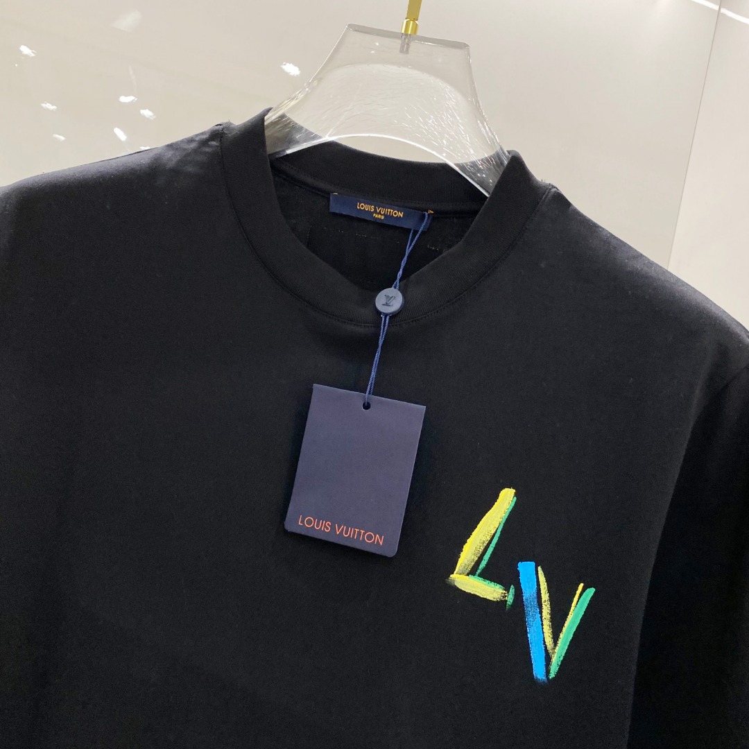 LV 2025ss春夏新款棉质圆领短袖T恤 胸前手绘涂鸦工艺 顶级丝光棉面料定制 标准版型
黑 白 两