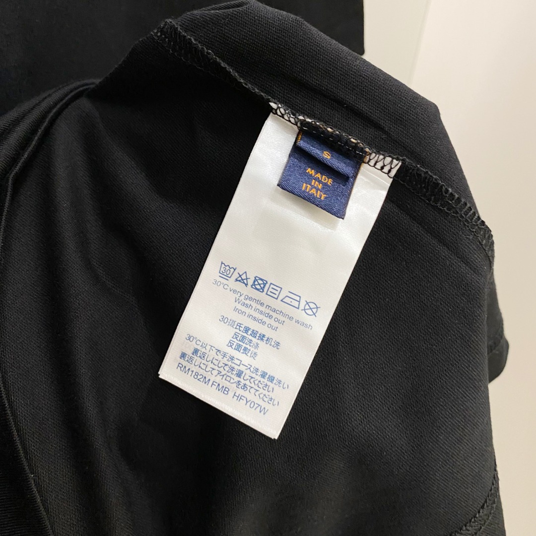  LV 2025ss春夏新款棉质圆领短袖T恤 胸前手绘涂鸦工艺 顶级丝光棉面料定制 标准版型
黑 白 两