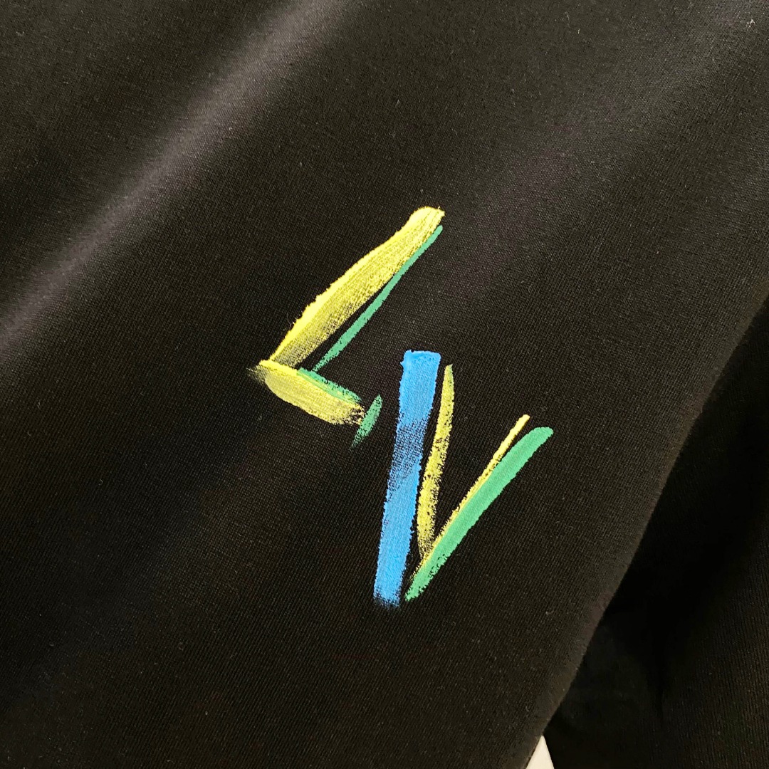  LV 2025ss春夏新款棉质圆领短袖T恤 胸前手绘涂鸦工艺 顶级丝光棉面料定制 标准版型
黑 白 两