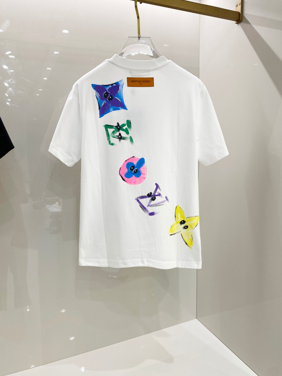  LV 2025ss春夏新款棉质圆领短袖T恤 胸前手绘涂鸦工艺 顶级丝光棉面料定制 标准版型
黑 白 两