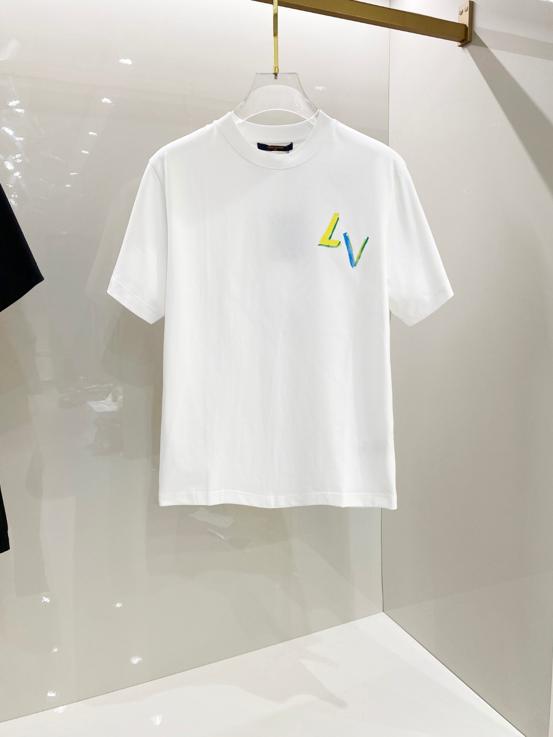 NO:513352,LV 2025ss Spring and Summer New Cotton Round Neck Short Sleeve T-shirt Hand-painted Graffiti craftsmanship on chest Top mercerized cotton fabric customization Standard style Black White Two colors Men and women Same model S M L XL XXL,,louis vuitton,T-shirt,tees,t-shirt,alexander wang19860909LV 2025ss春夏新款棉质圆领短袖T恤 胸前手绘涂鸦工艺 顶级丝光棉面料定制 标准版型 黑 白 两色 男女同款 码数S M L XL XXL,,louis vuitton,T-shirt,tees，t-shirt,alexander wang,Men's clothing