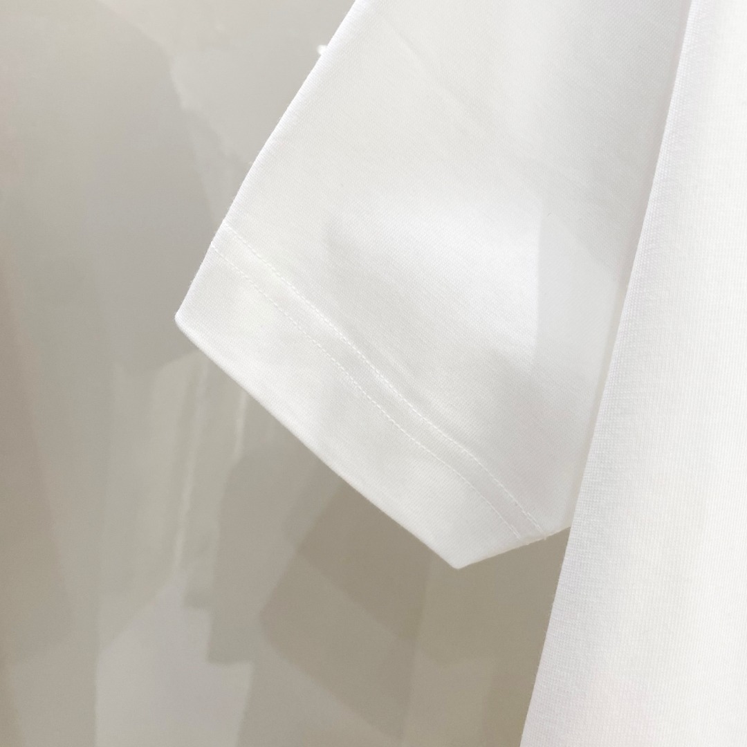  LV 2025ss春夏新款棉质圆领短袖T恤 胸前手绘涂鸦工艺 顶级丝光棉面料定制 标准版型
黑 白 两