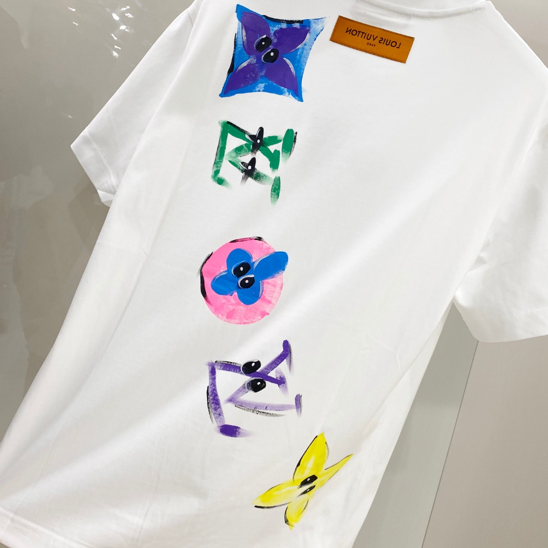  LV 2025ss春夏新款棉质圆领短袖T恤 胸前手绘涂鸦工艺 顶级丝光棉面料定制 标准版型
黑 白 两