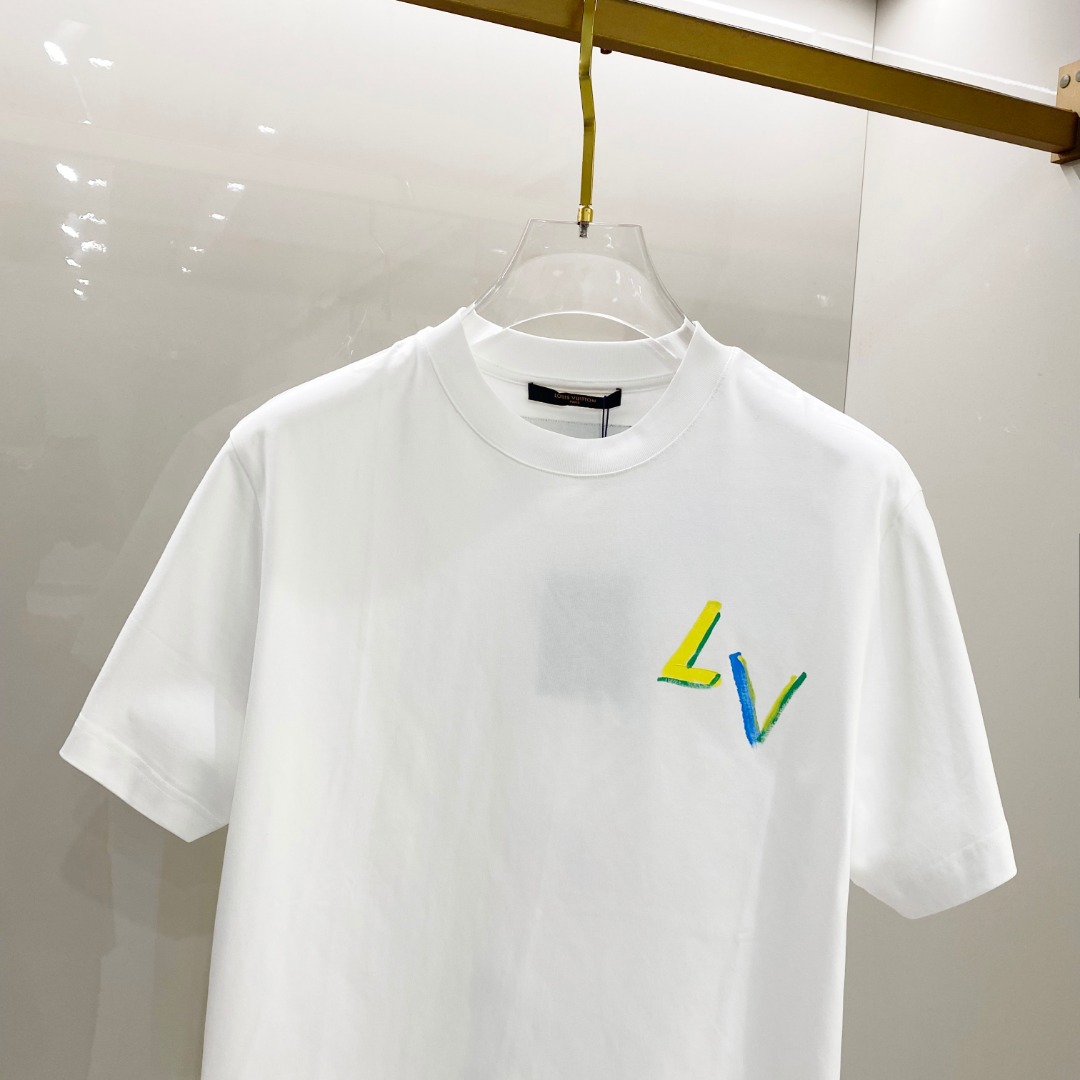  LV 2025ss春夏新款棉质圆领短袖T恤 胸前手绘涂鸦工艺 顶级丝光棉面料定制 标准版型
黑 白 两