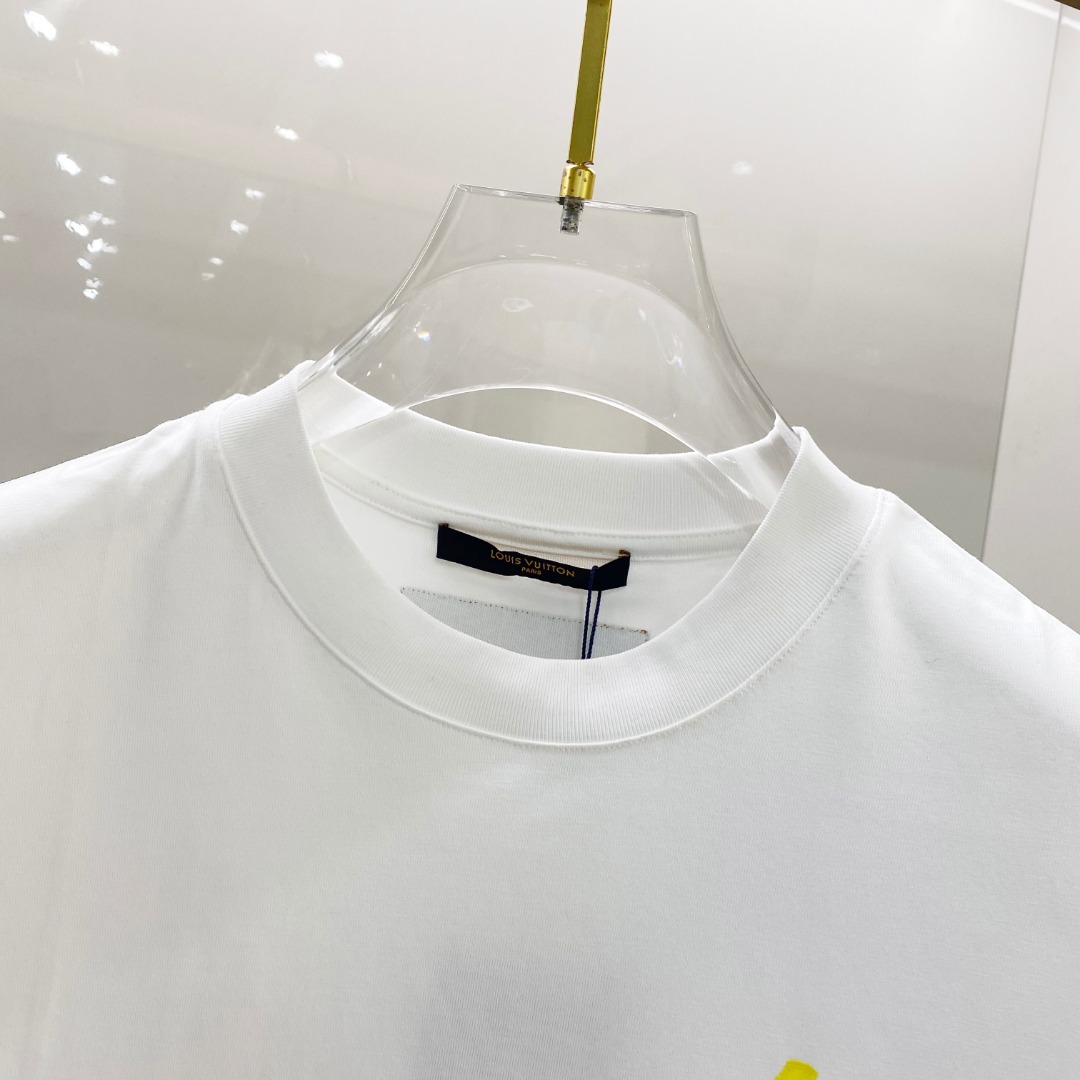  LV 2025ss春夏新款棉质圆领短袖T恤 胸前手绘涂鸦工艺 顶级丝光棉面料定制 标准版型
黑 白 两