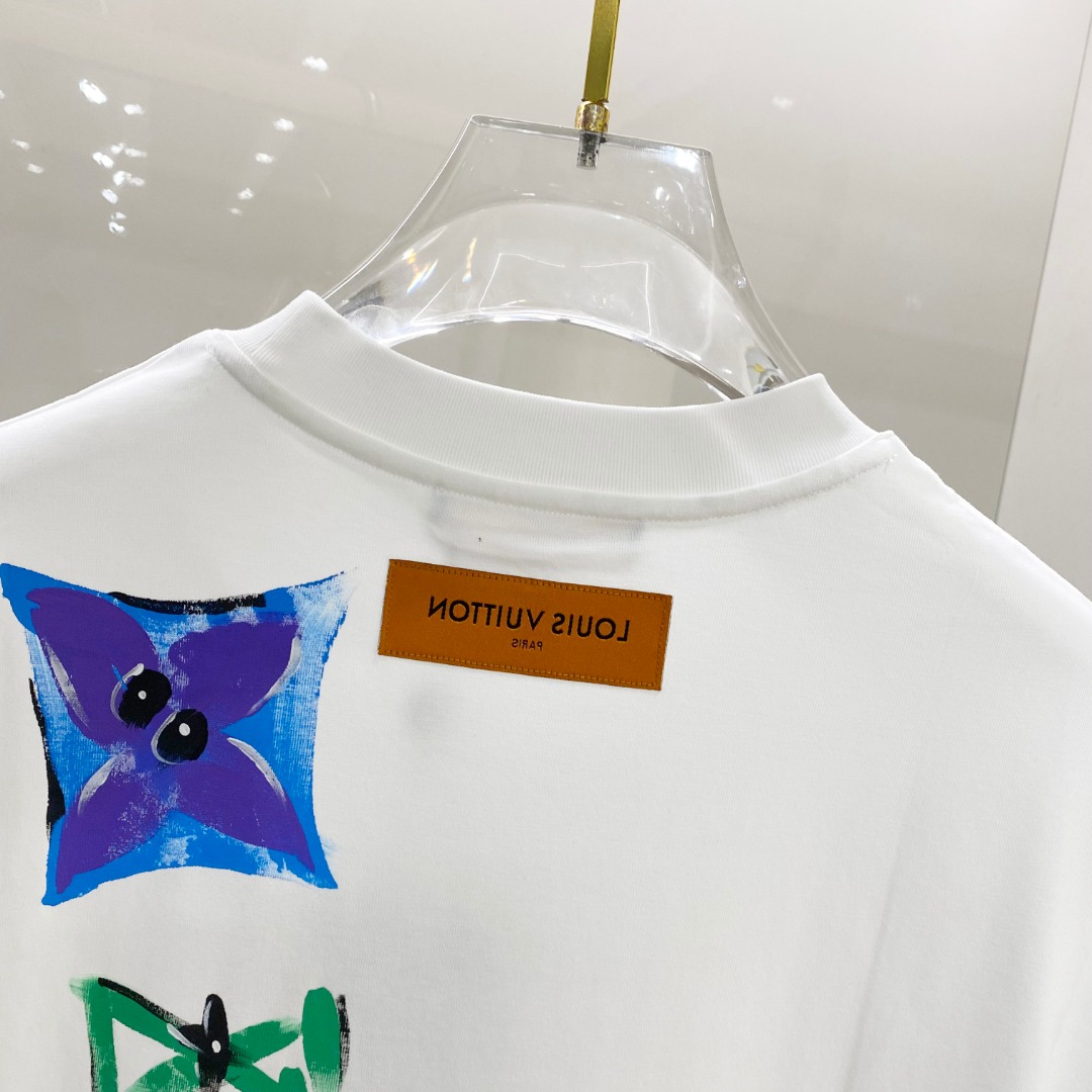  LV 2025ss春夏新款棉质圆领短袖T恤 胸前手绘涂鸦工艺 顶级丝光棉面料定制 标准版型
黑 白 两