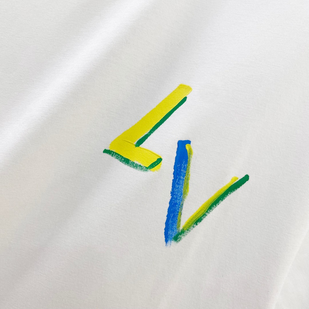  LV 2025ss春夏新款棉质圆领短袖T恤 胸前手绘涂鸦工艺 顶级丝光棉面料定制 标准版型
黑 白 两