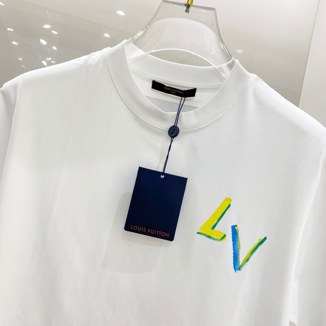  LV 2025ss春夏新款棉质圆领短袖T恤 胸前手绘涂鸦工艺 顶级丝光棉面料定制 标准版型
黑 白 两