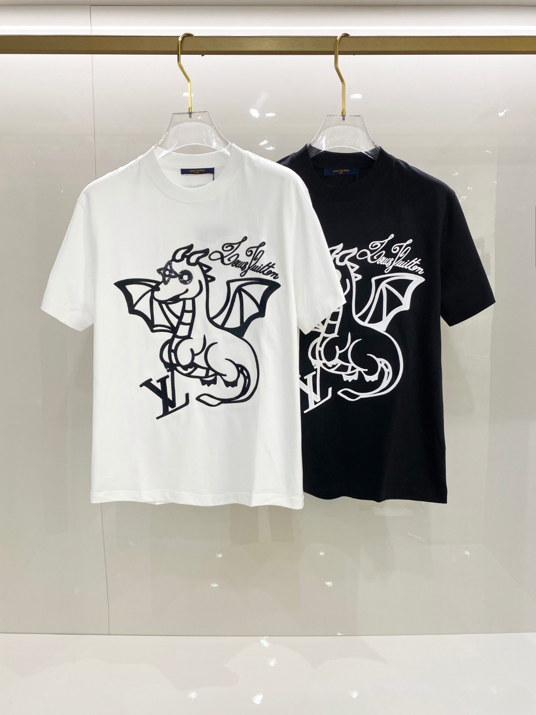  LV 2025早春 最新款短袖T恤，原标 定制面料，手感柔软，穿着舒适，做工精细.上身效果无敌帅气， 