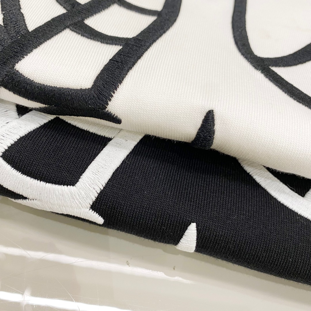  LV 2025早春 最新款短袖T恤，原标 定制面料，手感柔软，穿着舒适，做工精细.上身效果无敌帅气， 