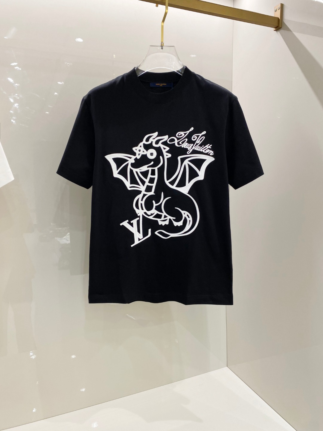  LV 2025早春 最新款短袖T恤，原标 定制面料，手感柔软，穿着舒适，做工精细.上身效果无敌帅气， 