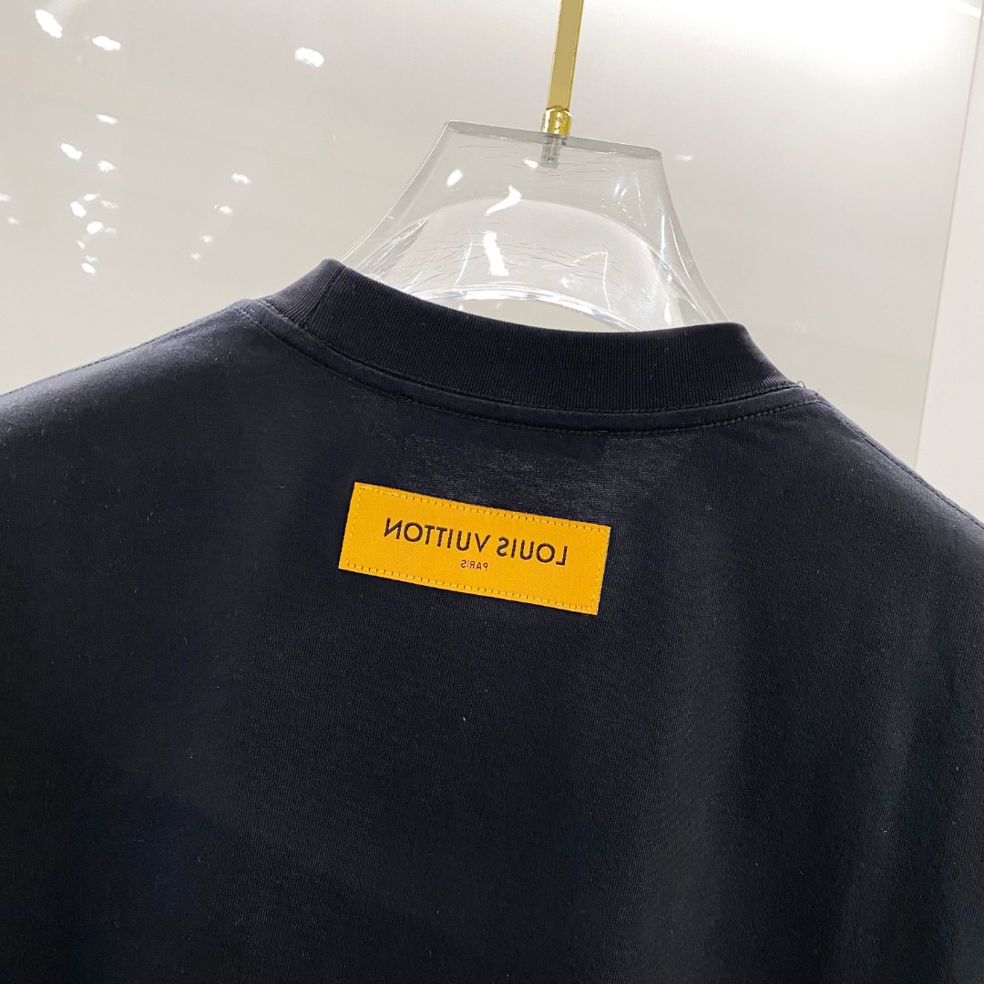  LV 2025早春 最新款短袖T恤，原标 定制面料，手感柔软，穿着舒适，做工精细.上身效果无敌帅气， 