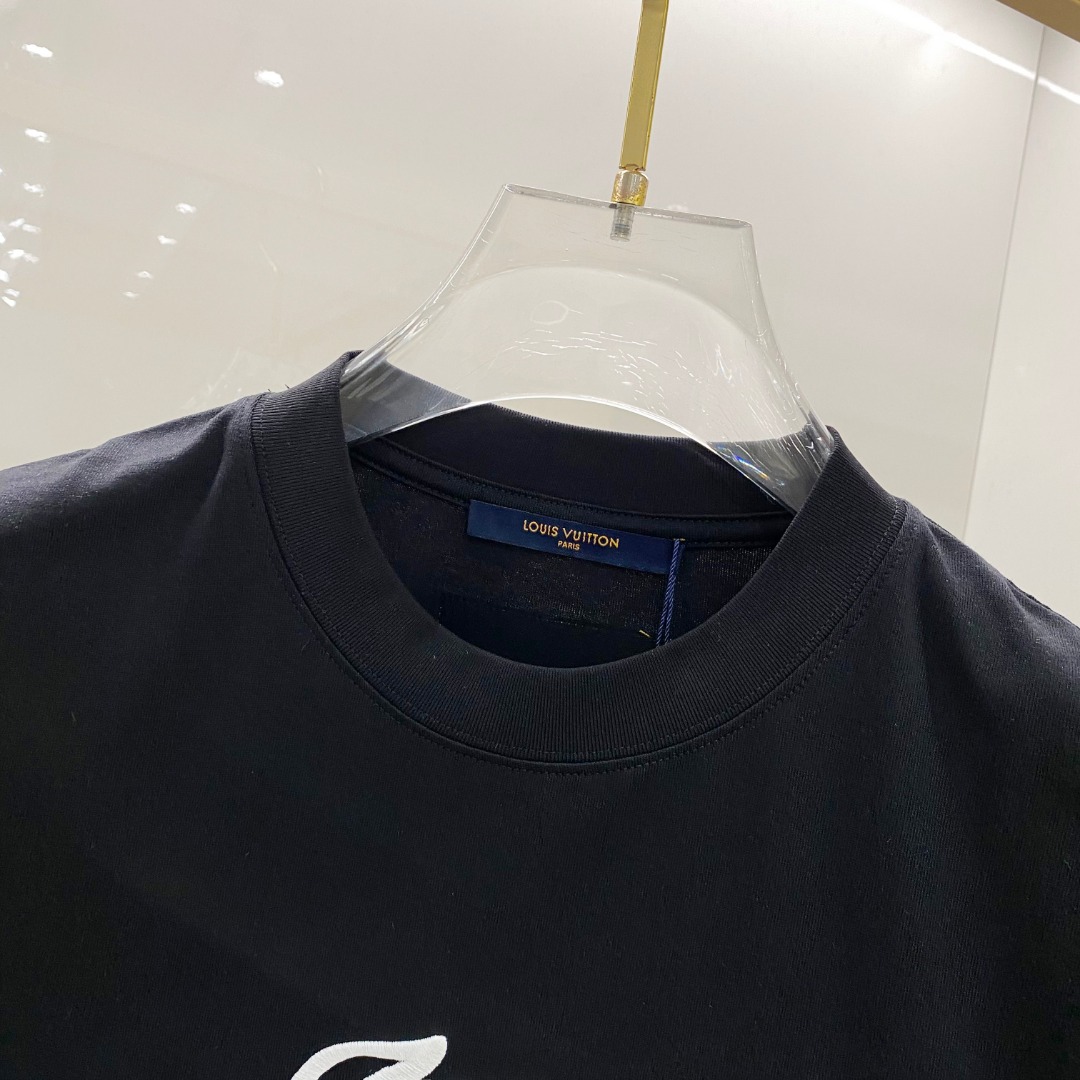  LV 2025早春 最新款短袖T恤，原标 定制面料，手感柔软，穿着舒适，做工精细.上身效果无敌帅气， 