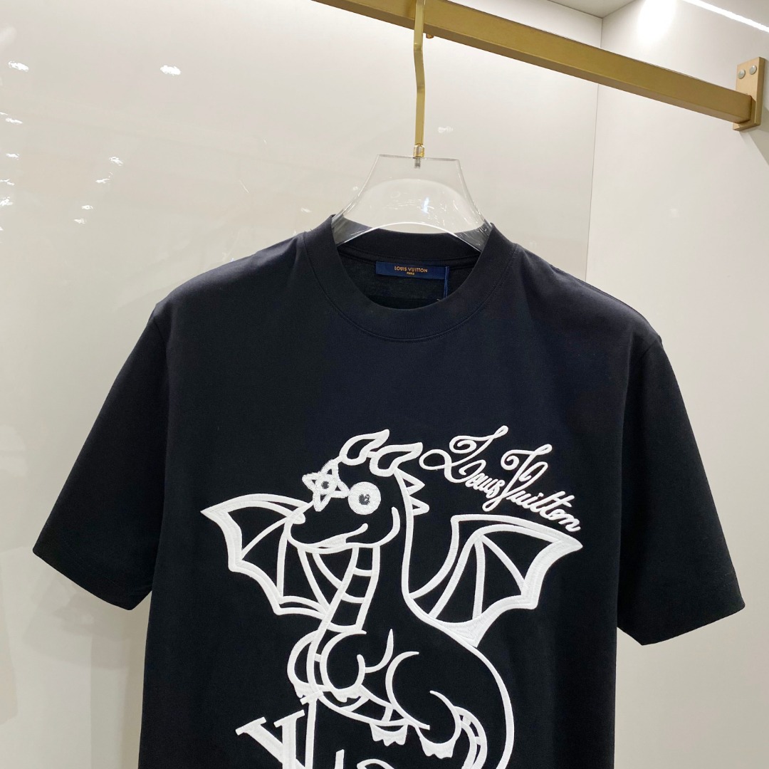  LV 2025早春 最新款短袖T恤，原标 定制面料，手感柔软，穿着舒适，做工精细.上身效果无敌帅气， 