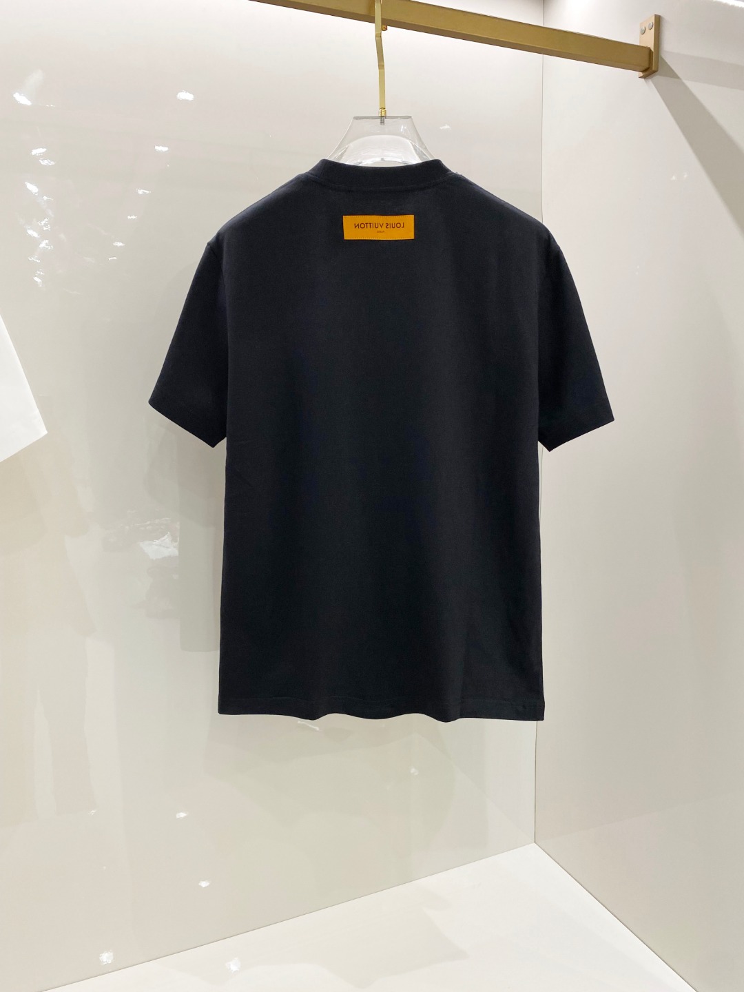  LV 2025早春 最新款短袖T恤，原标 定制面料，手感柔软，穿着舒适，做工精细.上身效果无敌帅气， 