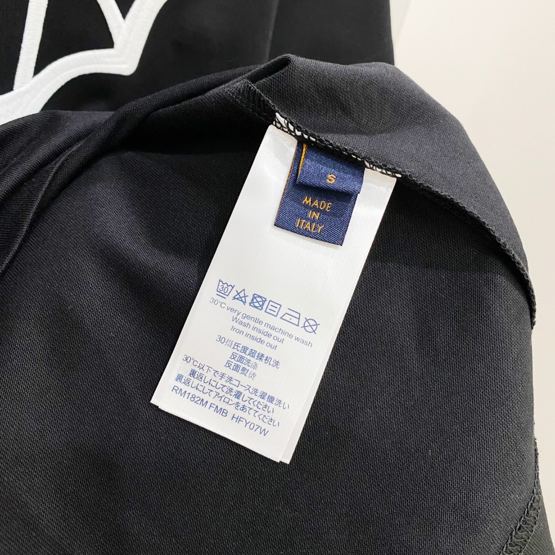  LV 2025早春 最新款短袖T恤，原标 定制面料，手感柔软，穿着舒适，做工精细.上身效果无敌帅气， 