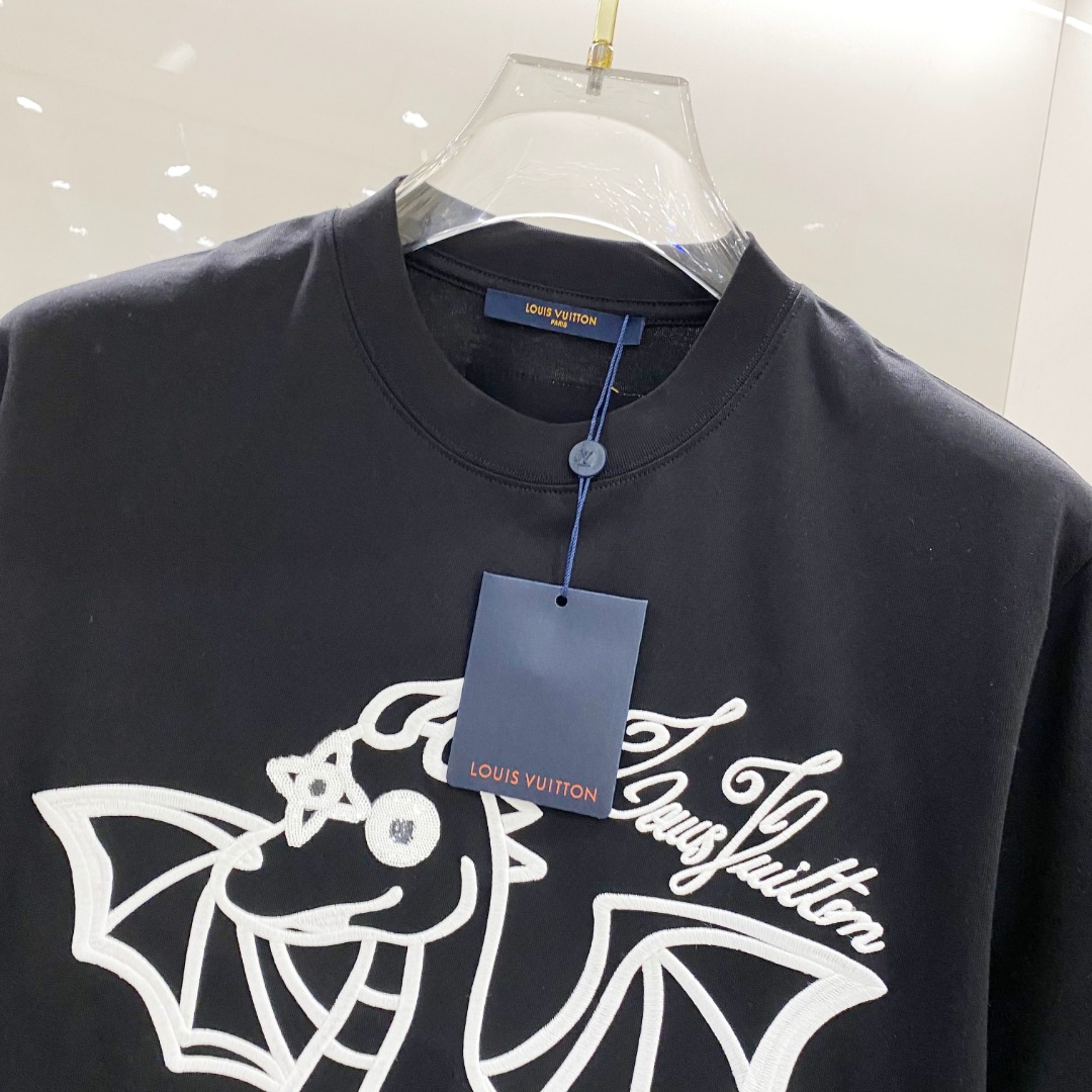  LV 2025早春 最新款短袖T恤，原标 定制面料，手感柔软，穿着舒适，做工精细.上身效果无敌帅气， 