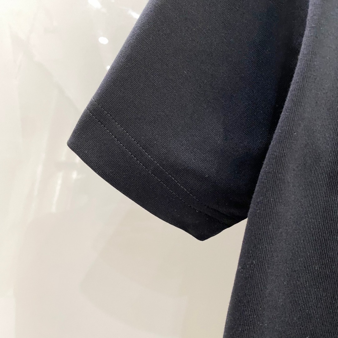  LV 2025早春 最新款短袖T恤，原标 定制面料，手感柔软，穿着舒适，做工精细.上身效果无敌帅气， 