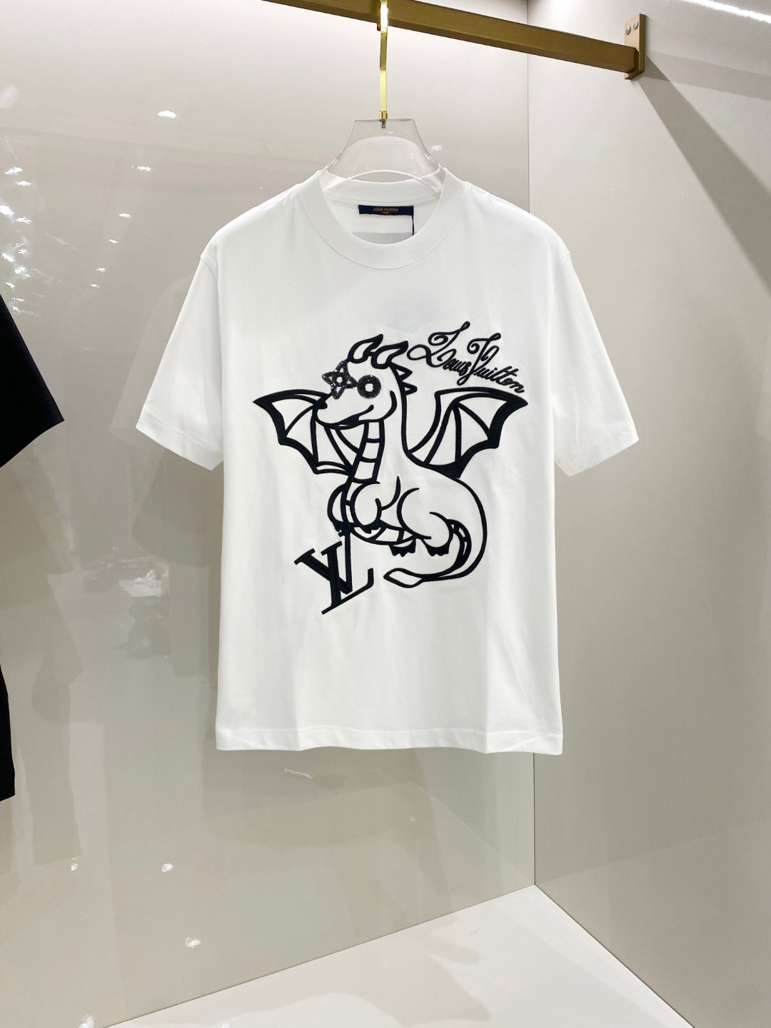 NO:513354,LV 2025 Early Spring Latest Short-sleeved T-shirt, original logo Customized fabric, soft feel, comfortable to wear, fine workmanship. The upper body effect is invincible and handsome, size S-2xl,,louis vuitton, T-shirt,tees, t-shirt,alexander wang19860909LV 2025早春 最新款短袖T恤,原标 定制面料,手感柔软,穿着舒适,做工精细.上身效果无敌帅气, 码数 S-2xl,,louis vuitton,T-shirt,tees，t-shirt,alexander wang,Men's clothing