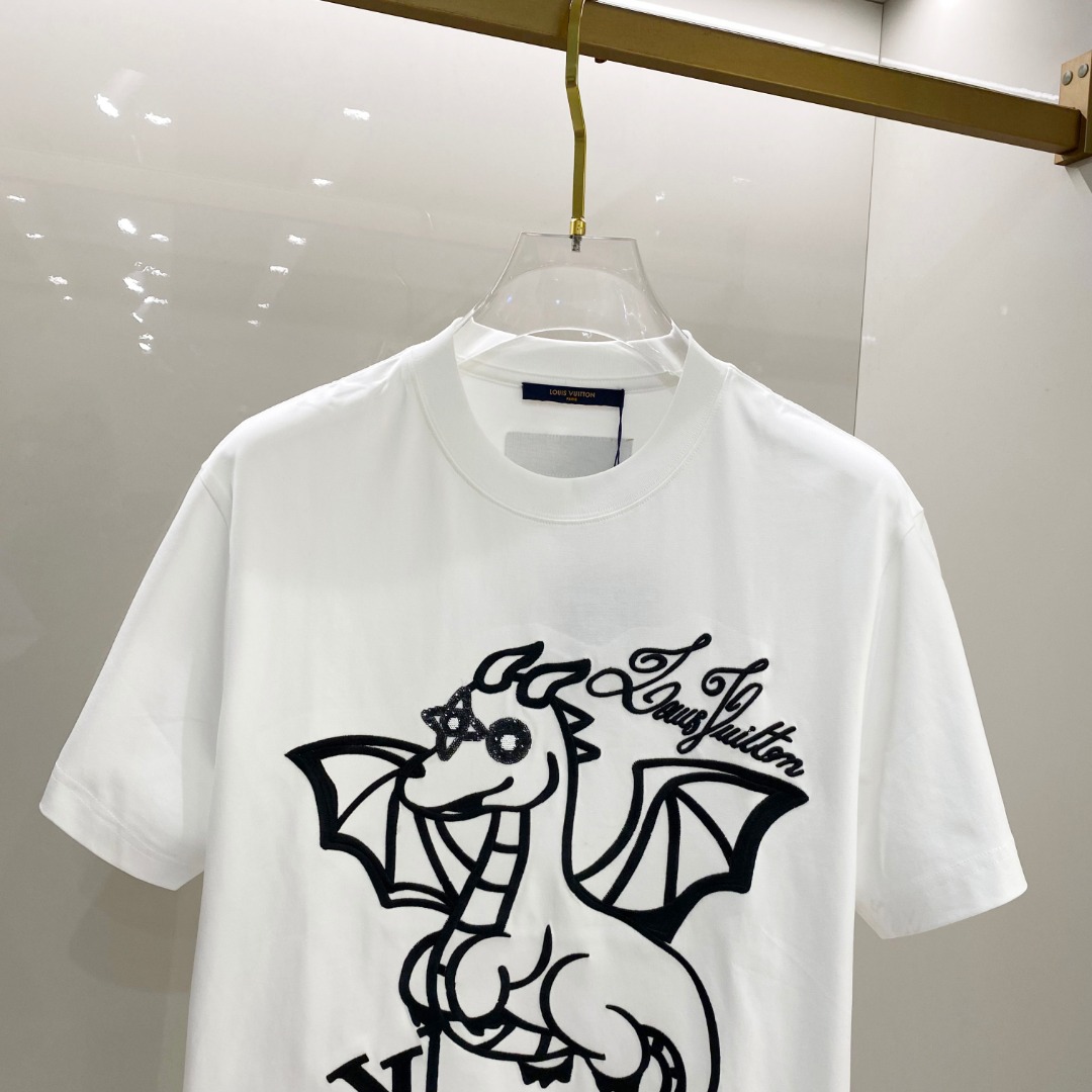  LV 2025早春 最新款短袖T恤，原标 定制面料，手感柔软，穿着舒适，做工精细.上身效果无敌帅气， 