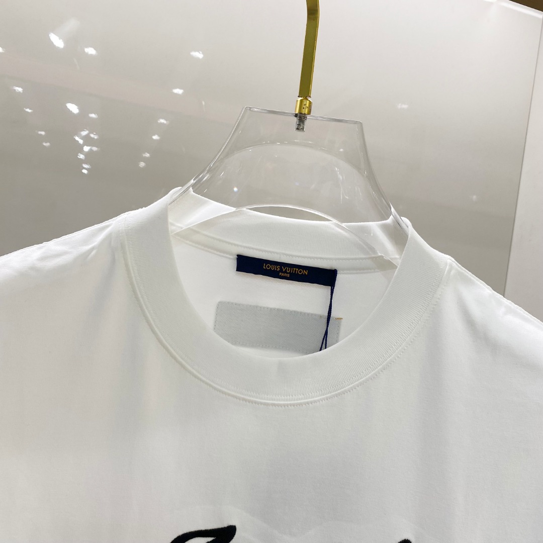  LV 2025早春 最新款短袖T恤，原标 定制面料，手感柔软，穿着舒适，做工精细.上身效果无敌帅气， 