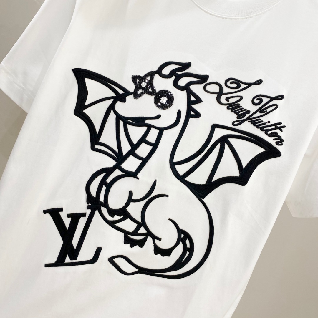  LV 2025早春 最新款短袖T恤，原标 定制面料，手感柔软，穿着舒适，做工精细.上身效果无敌帅气， 