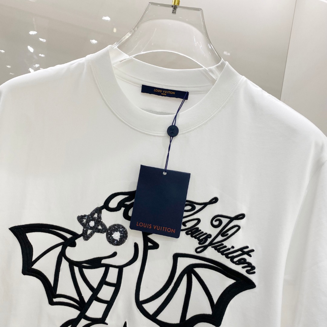  LV 2025早春 最新款短袖T恤，原标 定制面料，手感柔软，穿着舒适，做工精细.上身效果无敌帅气， 