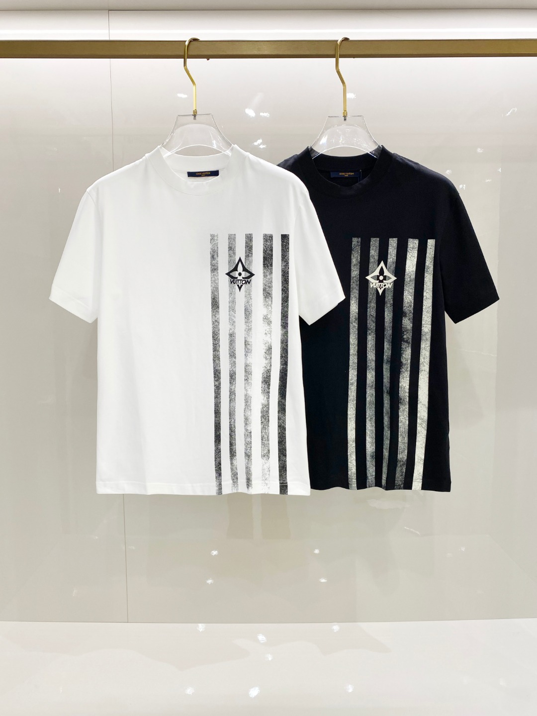  LV 2025ss春夏新款棉质圆领短袖T恤 胸前印花工艺 顶级丝光棉面料定制 标准版型
黑 白 两色 