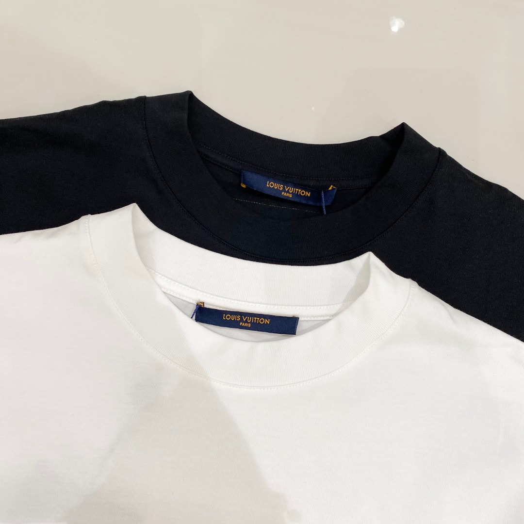  LV 2025ss春夏新款棉质圆领短袖T恤 胸前印花工艺 顶级丝光棉面料定制 标准版型
黑 白 两色 
