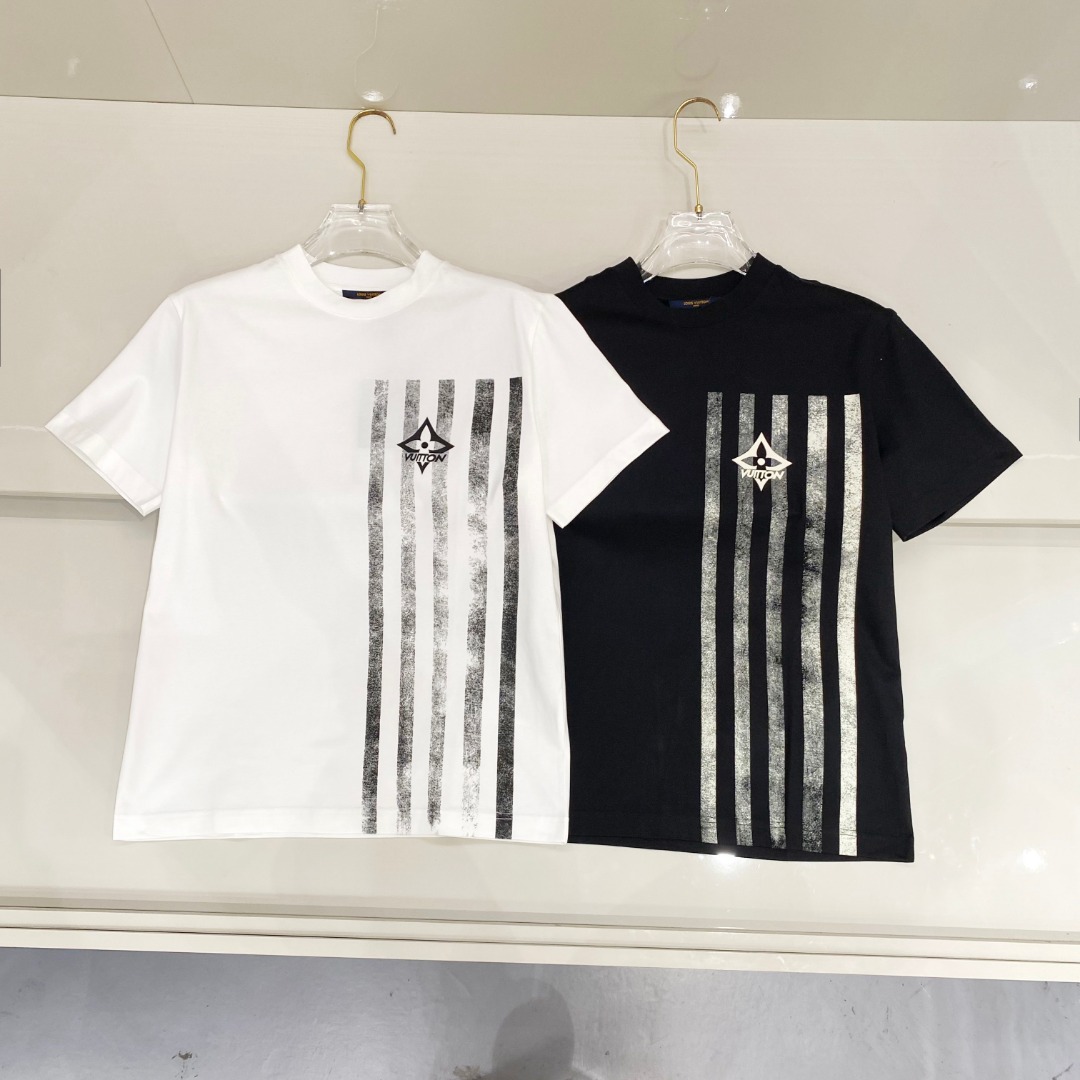  LV 2025ss春夏新款棉质圆领短袖T恤 胸前印花工艺 顶级丝光棉面料定制 标准版型
黑 白 两色 