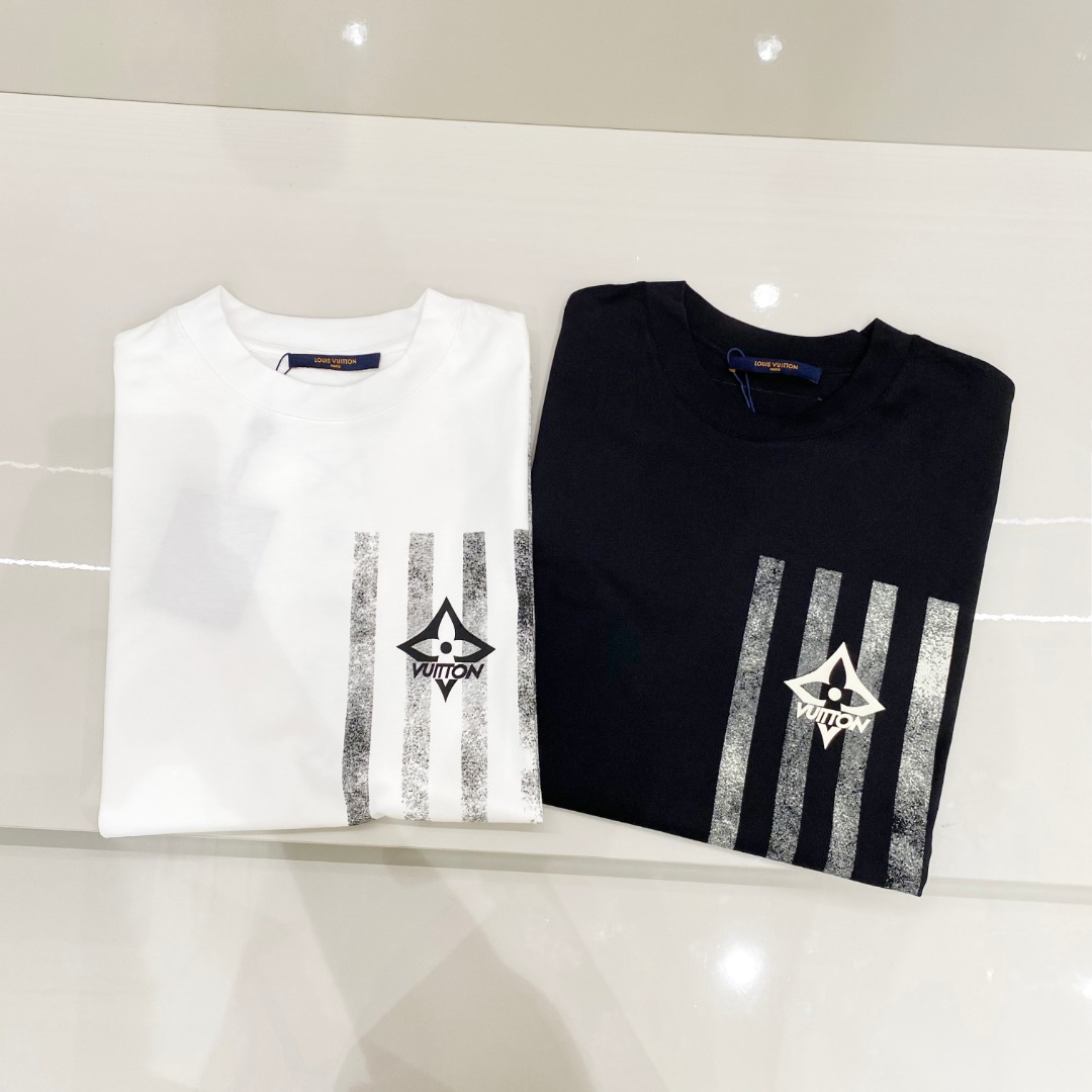  LV 2025ss春夏新款棉质圆领短袖T恤 胸前印花工艺 顶级丝光棉面料定制 标准版型
黑 白 两色 