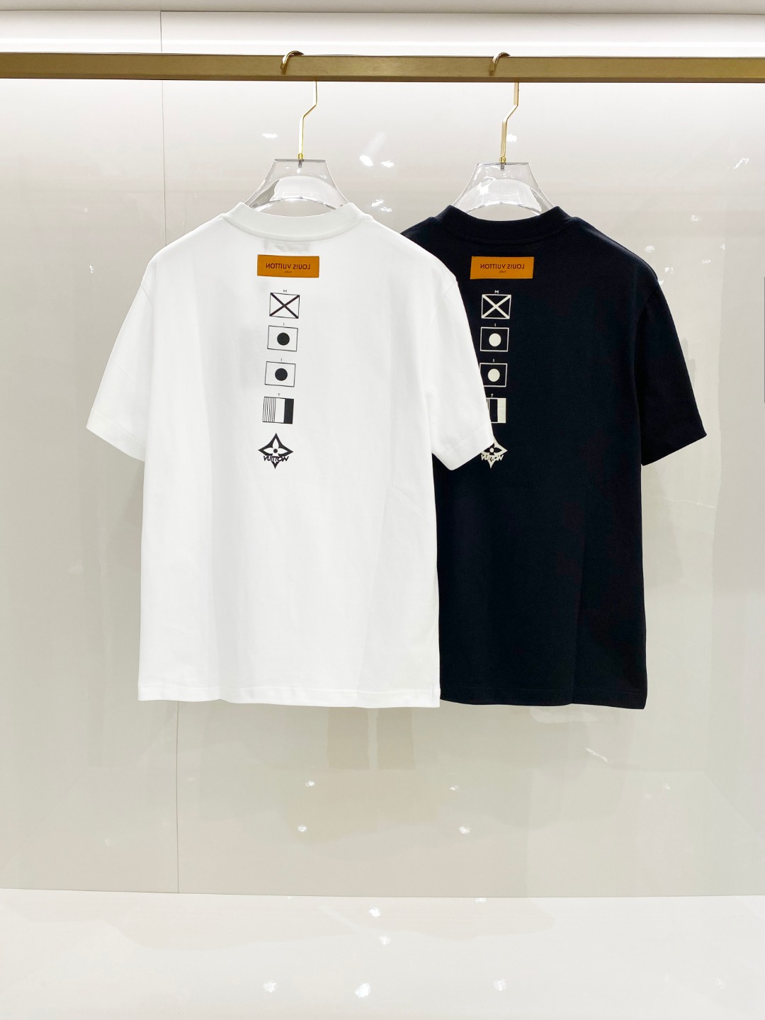  LV 2025ss春夏新款棉质圆领短袖T恤 胸前印花工艺 顶级丝光棉面料定制 标准版型
黑 白 两色 