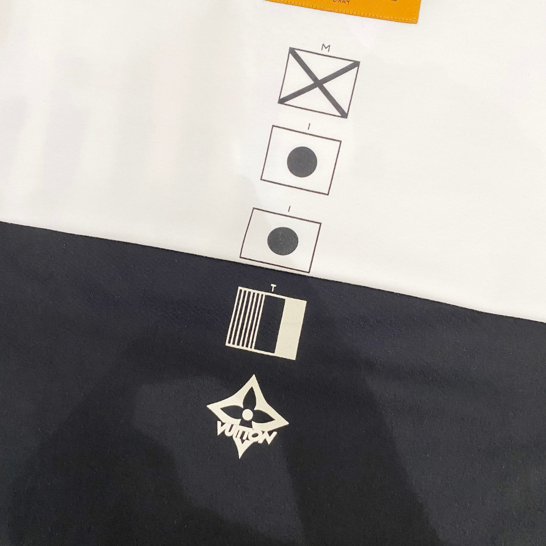  LV 2025ss春夏新款棉质圆领短袖T恤 胸前印花工艺 顶级丝光棉面料定制 标准版型
黑 白 两色 