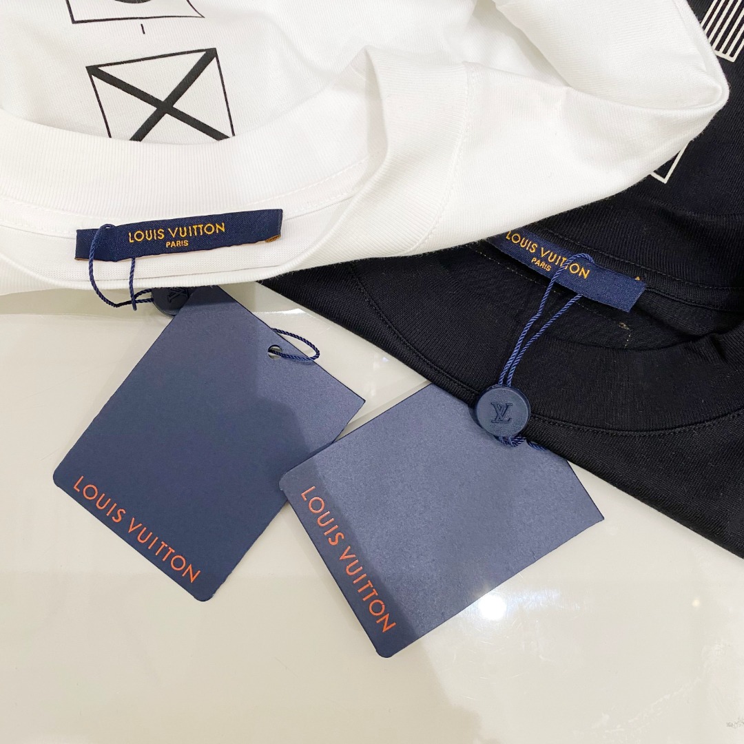  LV 2025ss春夏新款棉质圆领短袖T恤 胸前印花工艺 顶级丝光棉面料定制 标准版型
黑 白 两色 