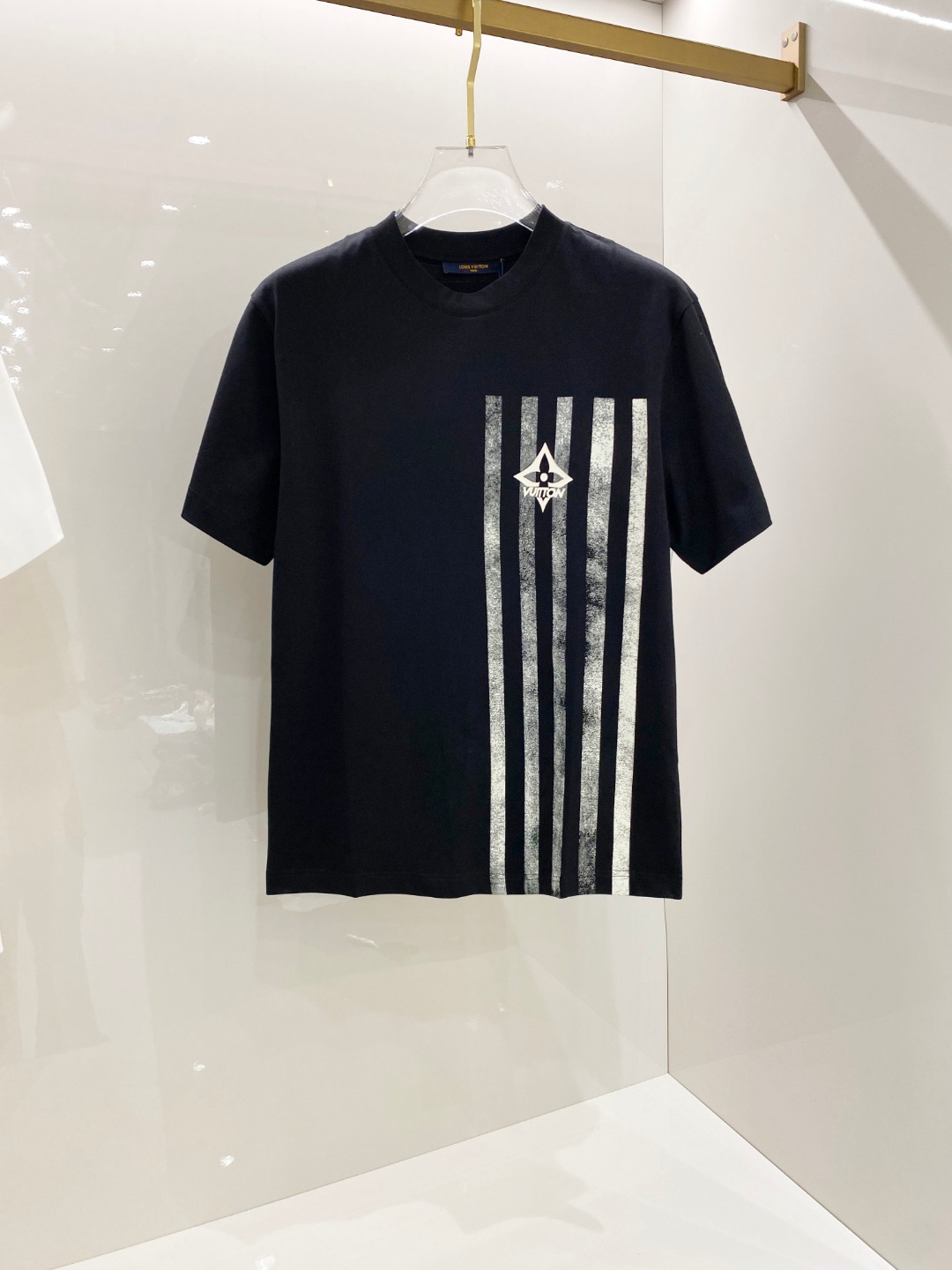  LV 2025ss春夏新款棉质圆领短袖T恤 胸前印花工艺 顶级丝光棉面料定制 标准版型
黑 白 两色 