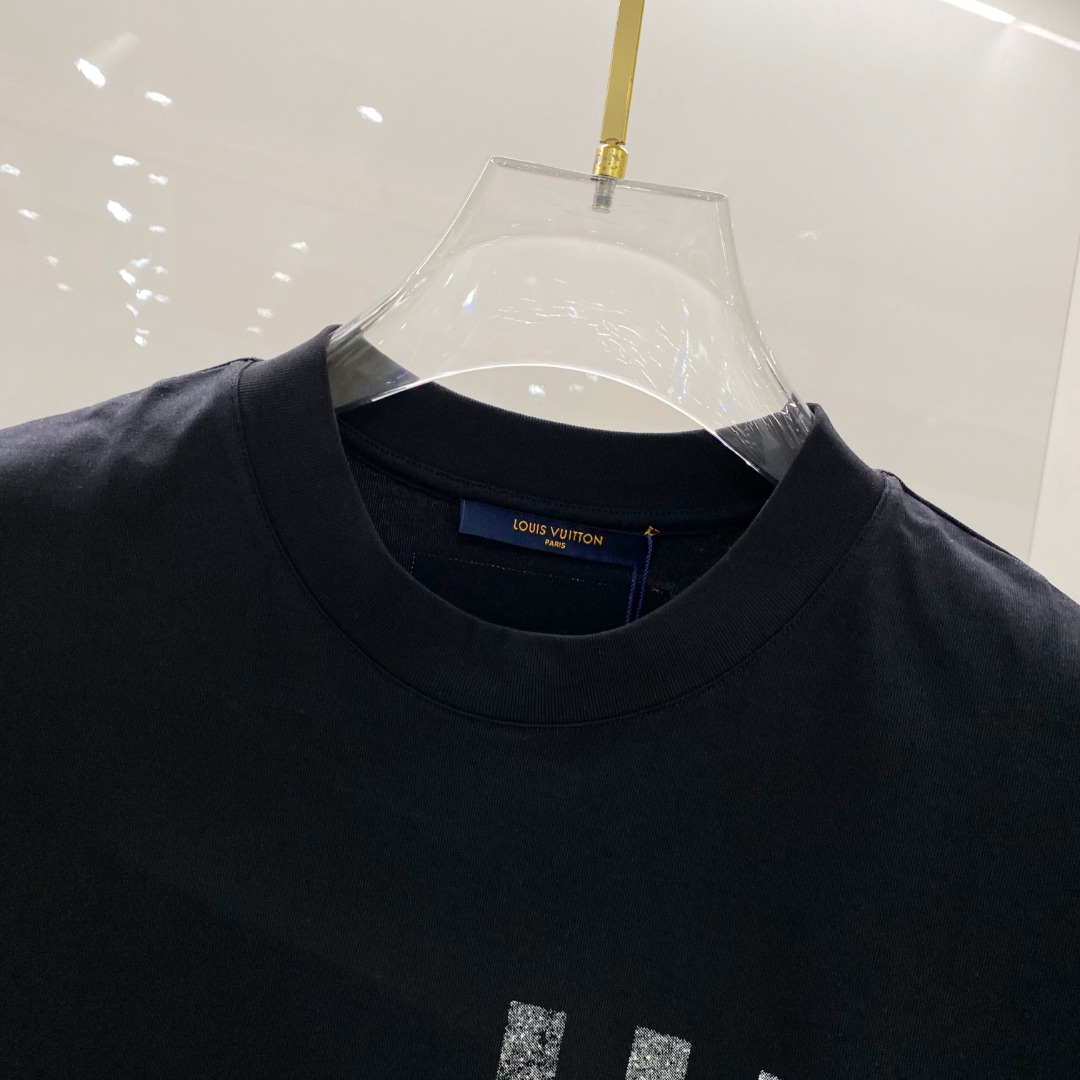  LV 2025ss春夏新款棉质圆领短袖T恤 胸前印花工艺 顶级丝光棉面料定制 标准版型
黑 白 两色 