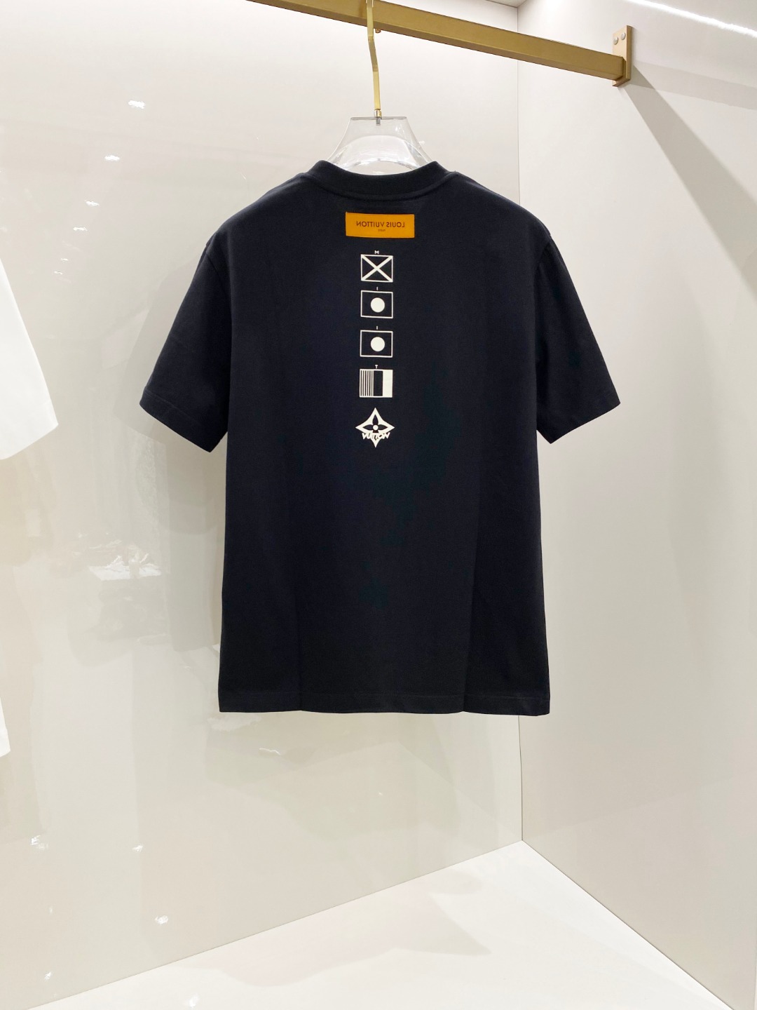  LV 2025ss春夏新款棉质圆领短袖T恤 胸前印花工艺 顶级丝光棉面料定制 标准版型
黑 白 两色 