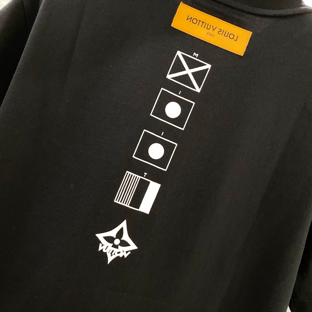  LV 2025ss春夏新款棉质圆领短袖T恤 胸前印花工艺 顶级丝光棉面料定制 标准版型
黑 白 两色 