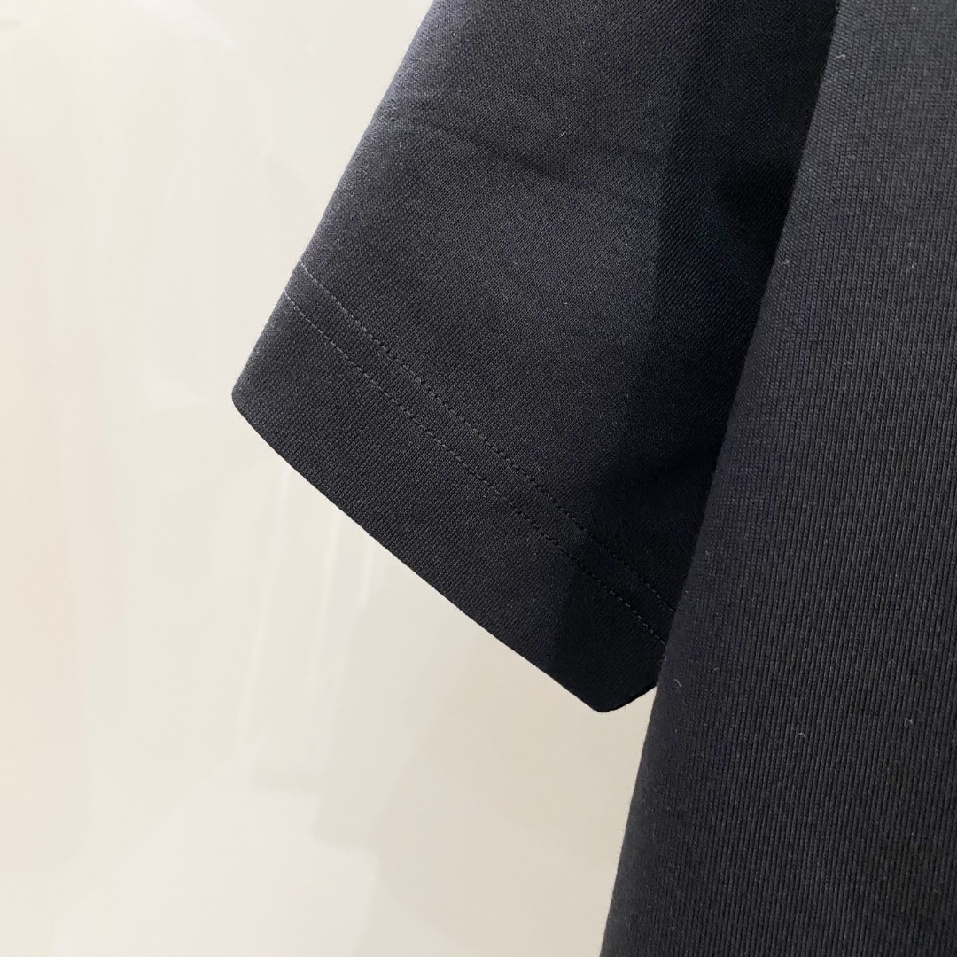  LV 2025ss春夏新款棉质圆领短袖T恤 胸前印花工艺 顶级丝光棉面料定制 标准版型
黑 白 两色 